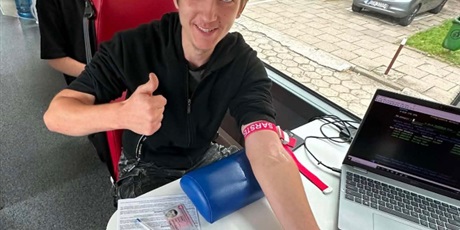 Powiększ grafikę: 48-ambulansowy-pobor-krwi-w-samochodowce-712648.jpg