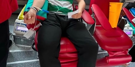 Powiększ grafikę: 48-ambulansowy-pobor-krwi-w-samochodowce-712651.jpg