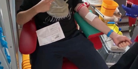Powiększ grafikę: 48-ambulansowy-pobor-krwi-w-samochodowce-712652.jpg