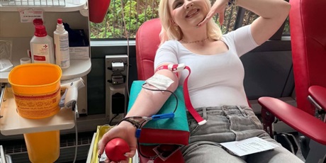Powiększ grafikę: 48-ambulansowy-pobor-krwi-w-samochodowce-712663.jpg