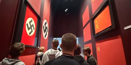 Powiększ grafikę: 5bts-w-muzeum-ii-wojny-swiatowej-719052.jpg