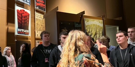 Powiększ grafikę: 5bts-w-muzeum-ii-wojny-swiatowej-719058.jpg