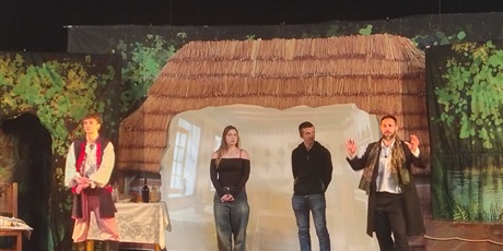 Powiększ grafikę: chocholi-taniec-na-zywo-676200.jpg