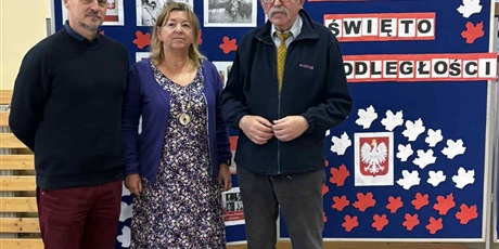 Powiększ grafikę: szkola-do-hymnu-653803.jpg