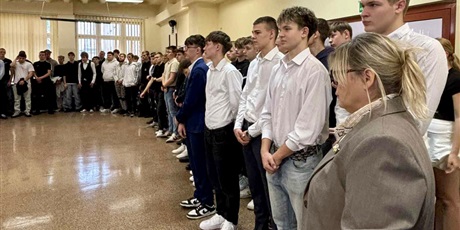 Powiększ grafikę: szkola-do-hymnu-653804.jpg